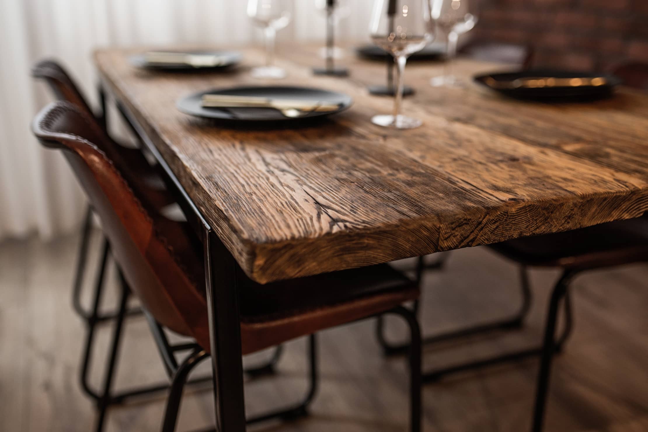 stół-obiadowy-z-drewna